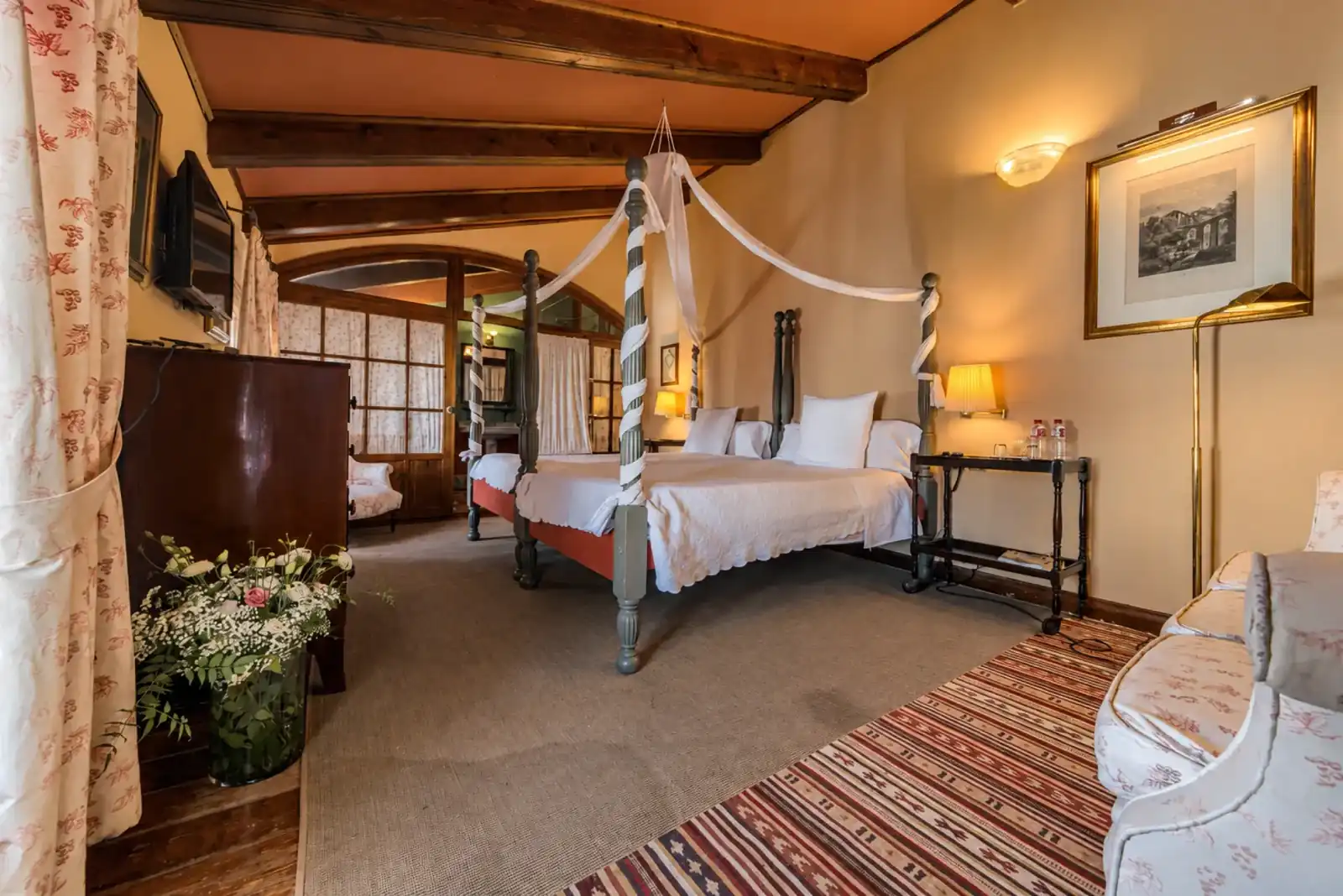 A bedroom with traditional furnishings