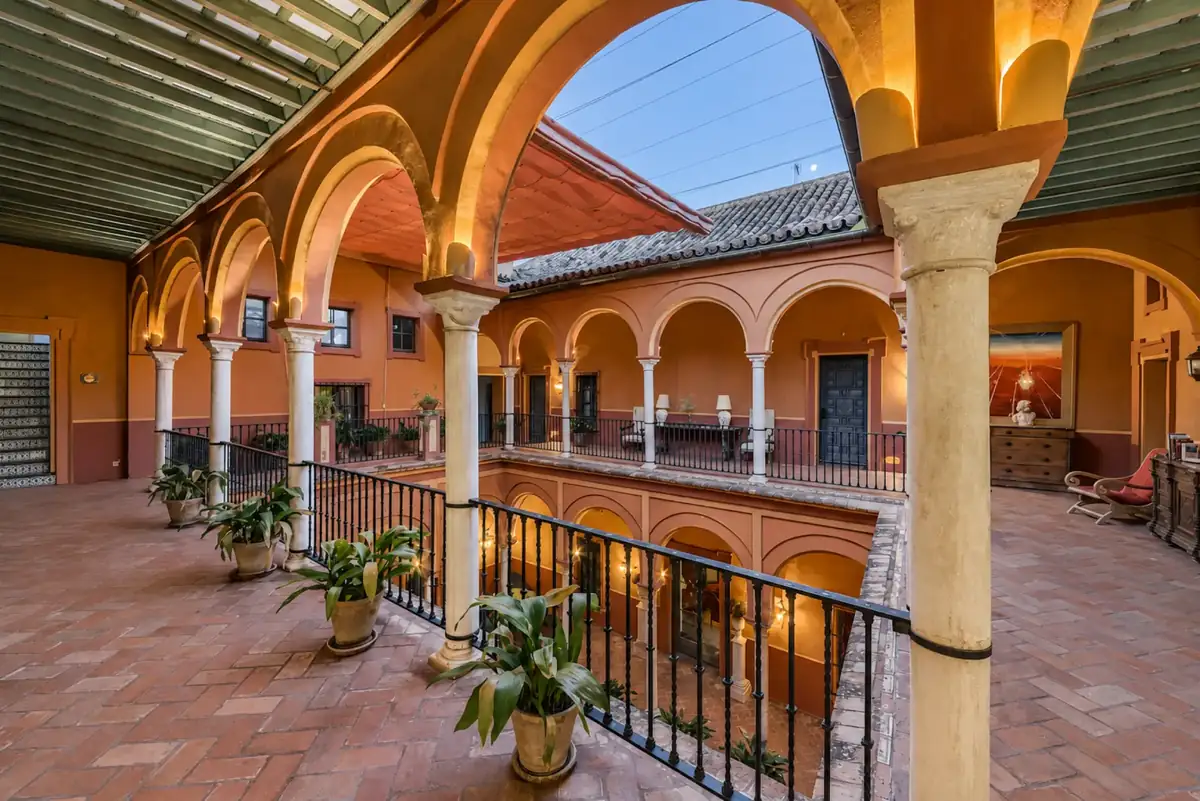 The arcaded gallery around the palace courtyard